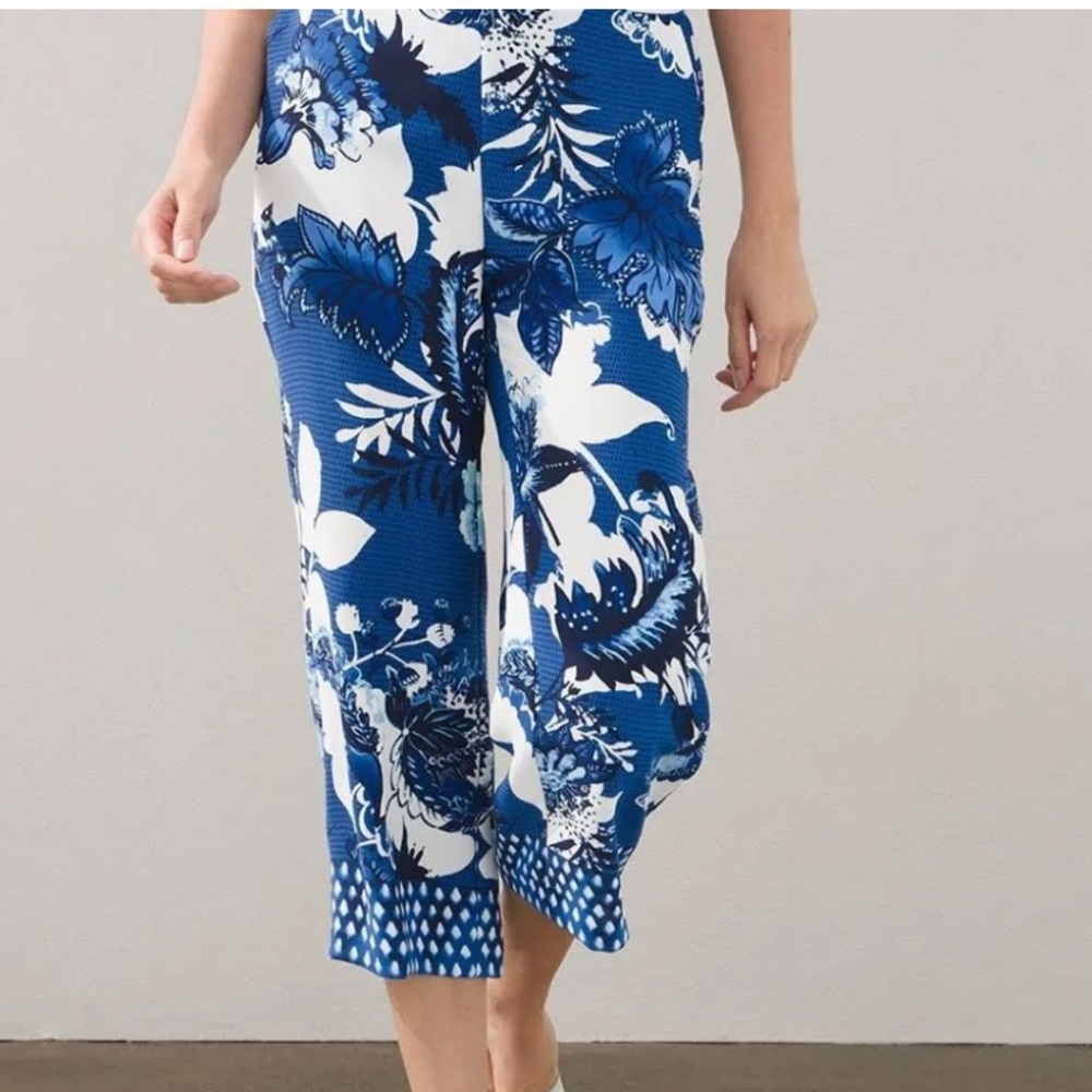 CHICOS Blue and White Floral Wide-Leg Crop Pants. Size 8